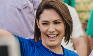 Michelle Bolsonaro aceita desculpas de Flávio e declara apoio na campanha