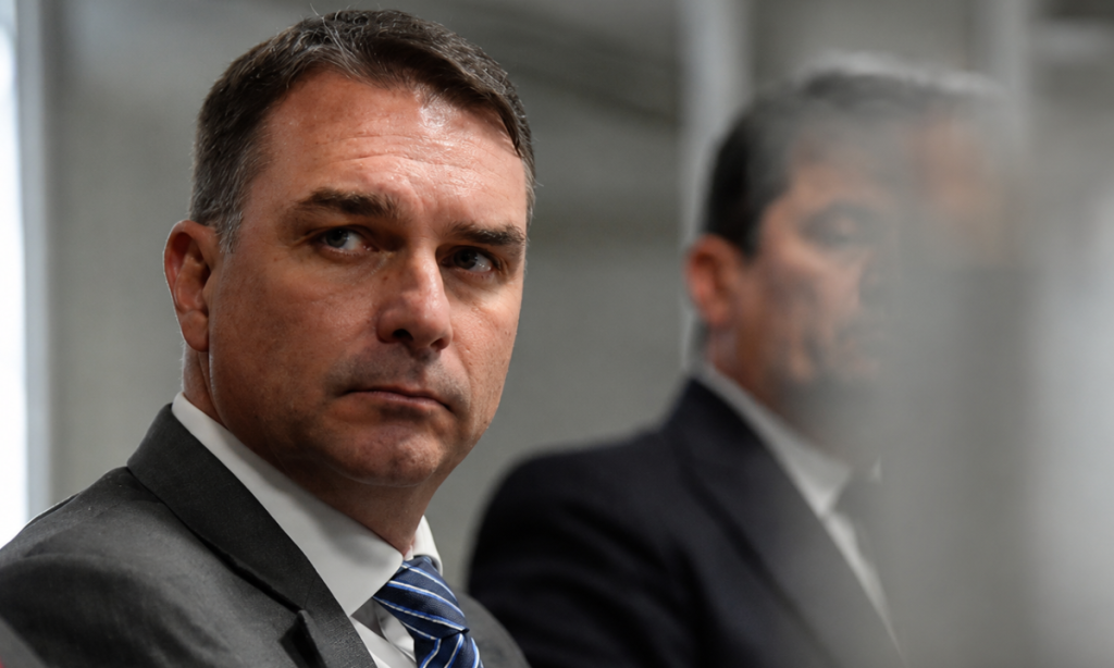 Flávio Bolsonaro emitiu e cancelou notas para Daniel Vorcaro