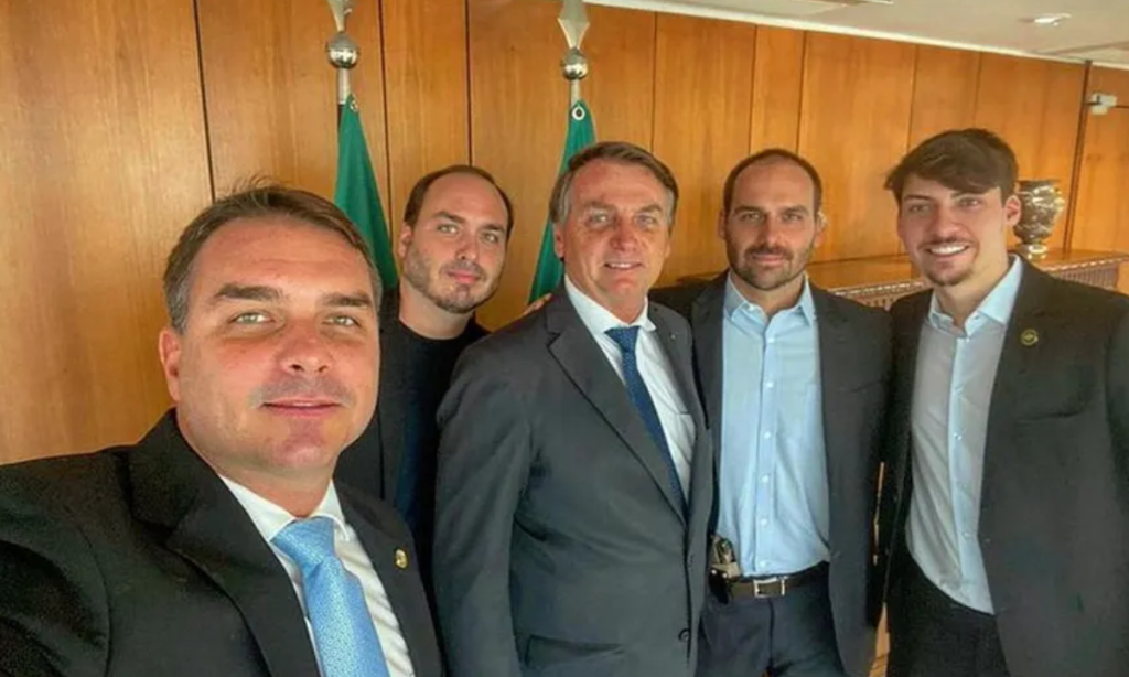 Brasileiros temem mais a volta da família Bolsonaro que a reeleição de Lula