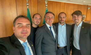 Brasileiros temem mais a volta da família Bolsonaro que a reeleição de Lula