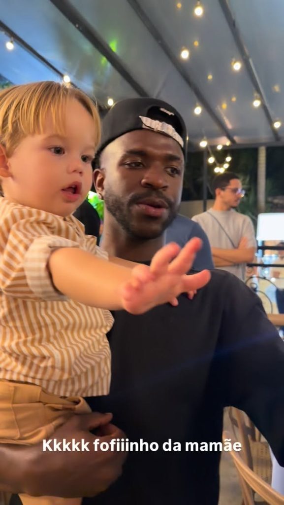 Filho de Virginia no colo de Vini Jr.