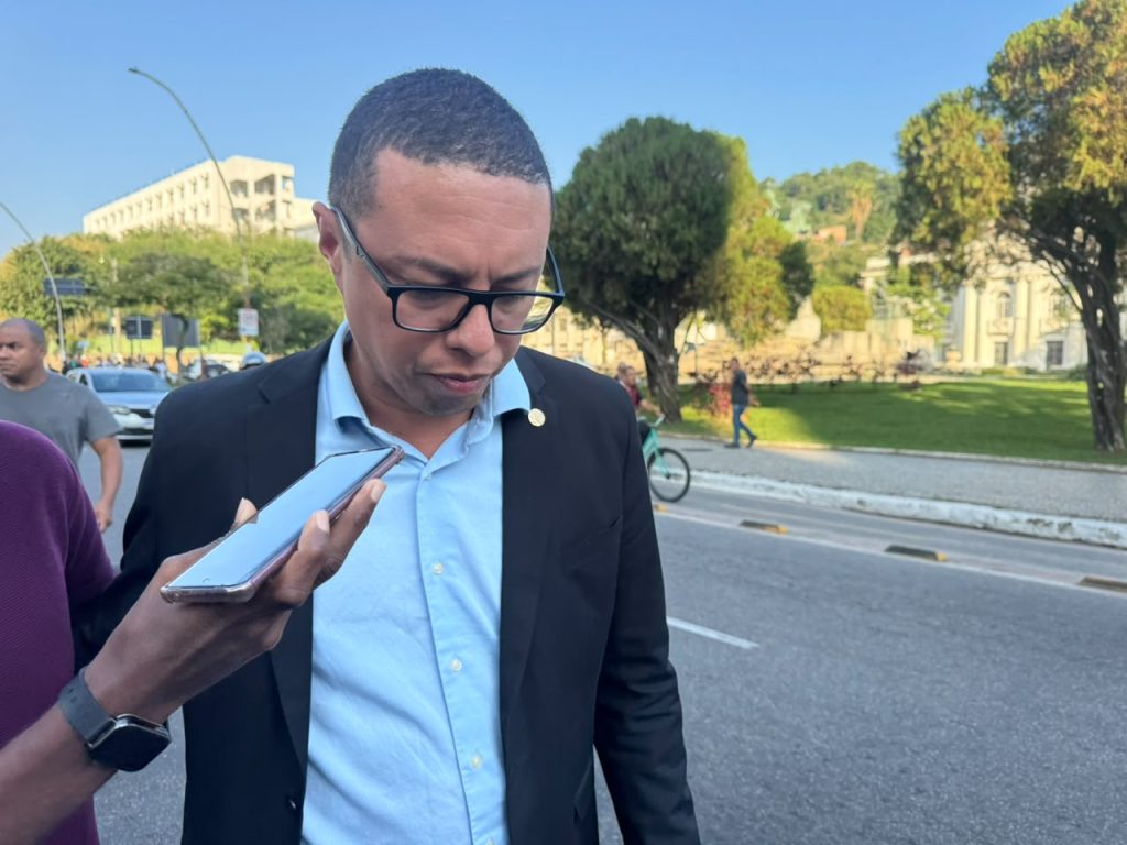 Vereador Douglas Gomes (PL), na cremação do policial civil, em Niterói.
