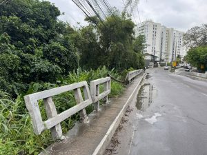 Ponte danificada na RJ-100 preocupa moradores de Maria Paula há quase um ano. DER-RJ fará vistoria para definir os reparos.
