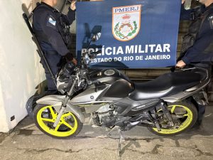 Adolescentes de 14 anos são apreendidos após roubo de motocicleta em Niterói. PM recuperou a moto e apreendeu uma pistola calibre .380.