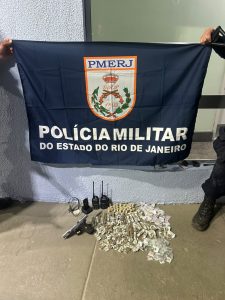 Arma, entorpecentes e rádio transmissor foram apreendidos durante a ação do GAT na comunidade do bairro Almerinda, em São Gonçalo.