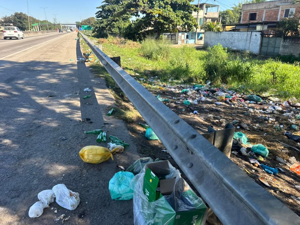 Rodovia do lixão: acúmulo de resíduos e animais soltos às margens da BR-101 acende alerta para riscos na pista 28 WhatsApp Image 2026 07 16 at 12.02.45 3