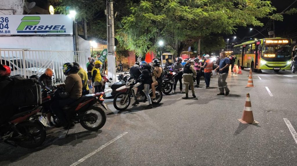 Operação contra motos barulhentas em Niterói abordou 197 motociclistas, aplicou 36 multas e apreendeu 12 motos durante fiscalização.