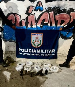 Ações ocorreram nesta quinta-feira (30) nas comunidades da Grota e da Chácara. Policiais apreenderam drogas, arma, granada e equipamentos de comunicação.