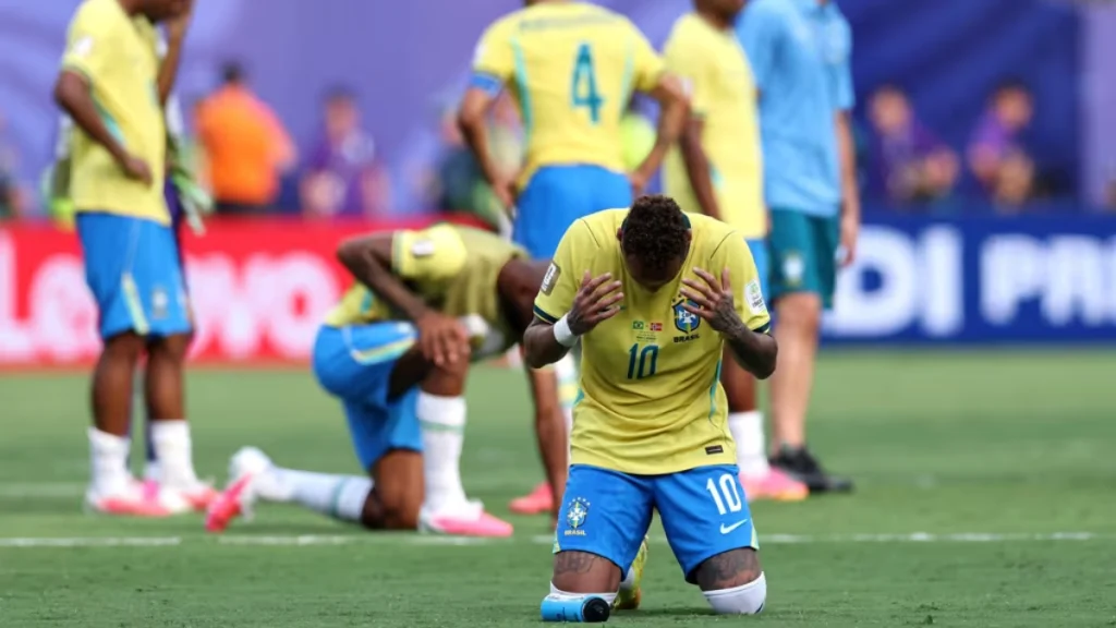 Seleção Brasileira é derrotada pela Noruega. Foto: Jorgador Neymar chorando de joelhos no campo