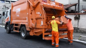 Caminhão de coleta de lixo com funcionários da Clin nas ruas de Niterói