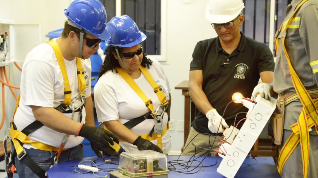 Faetec: alunos em curso gratuito