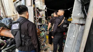 Policiais em um ferro-velho de Niterói