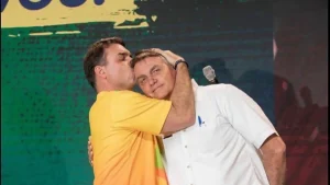 Flávio Bolsonaro beijando o pai