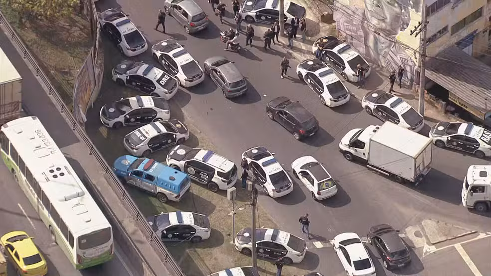 Viaturas são mobilizadas após morte de policial civil no Rio.