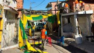 Ação integrada da prefeitura com a polícia retira lonas e desmonta estruturas na comunidade Nova Brasília