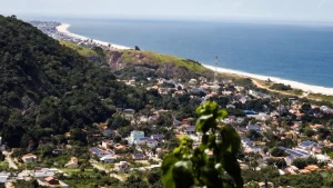 Painel de energia solar em alta. Foto aérea do bairro Itaipuaçu, em Maricá