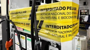 Mapa divulga lista dos postos irregulares no estado do Rio. Foto mostra bomba de posto inteditada