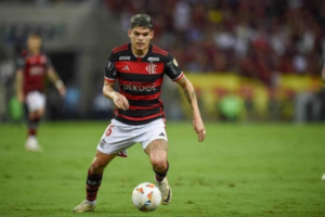 Ayrton Lucas, do Flamengo, avaliou sua atuação após goleada e admitiu erros no primeiro tempo. Lateral busca evolução no clube.