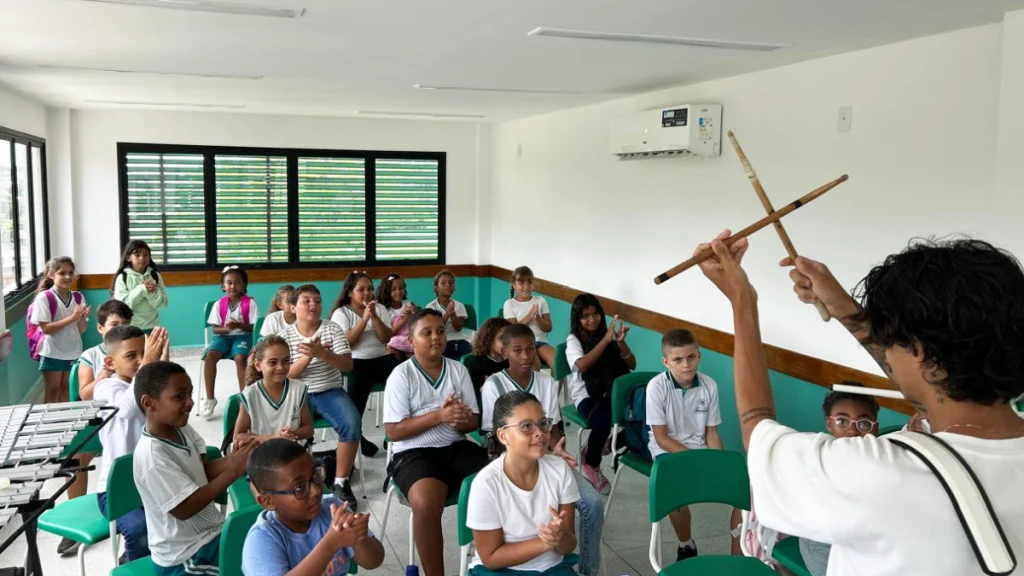 Concurso público para educadores em Saquarema: Foto mostra professor dando aula para alunos em escola