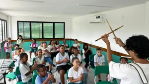 Concurso público para educadores em Saquarema: Foto mostra professor dando aula para alunos em escola