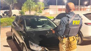 Perseguição da PRF a um carro clonado começou na Ponte Rio-Niterói e terminou com acidente na BR-101, em São Gonçalo.