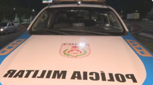 Policial militar e quatro suspeitos morreram após perseguição e confronto na Avenida Brasil. PM apreendeu seis fuzis e outros armamentos.