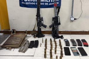 Policiais foram recebidos a tiros durante operação na Comunidade Taboinhas, onde também foram apreendidos carregadores, colete balístico e um celular.