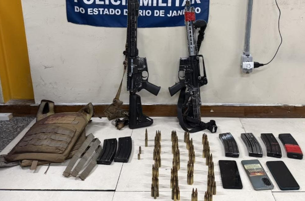 Policiais foram recebidos a tiros durante operação na Comunidade Taboinhas, onde também foram apreendidos carregadores, colete balístico e um celular.