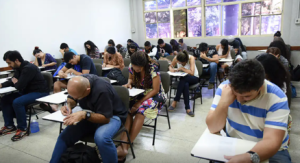 Exame oferece oportunidade de certificação dos ensinos fundamental e médio para jovens e adultos; provas acontecem em dois turnos.
