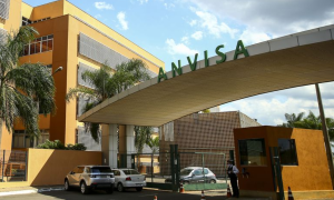 Anvisa proíbe 12 produtos de limpeza e manda recolher itens do mercado