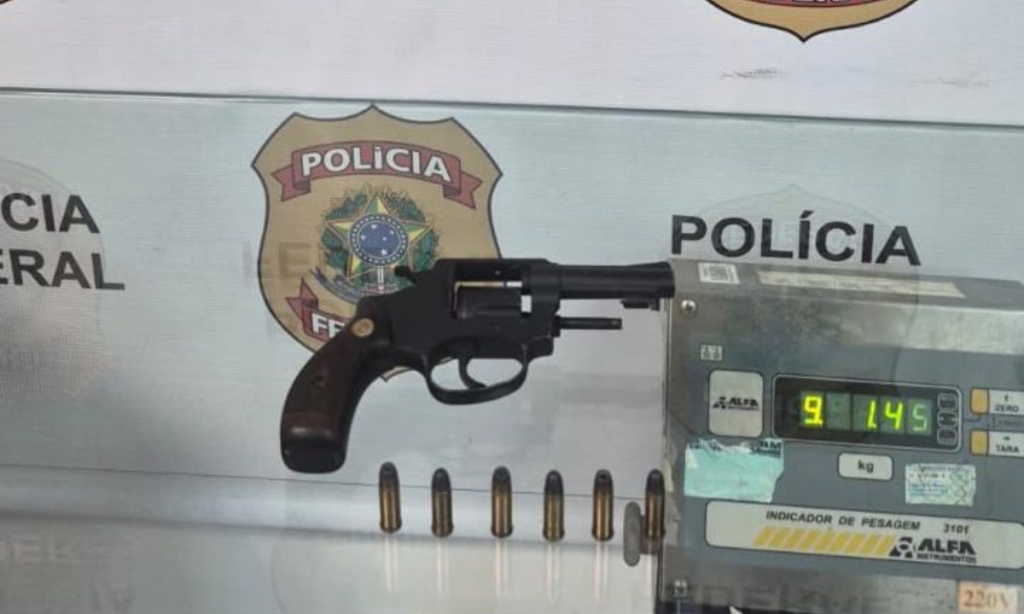 PF prende homem com arma na bagagem antes de voo do Rio para Curitiba 25 Arma