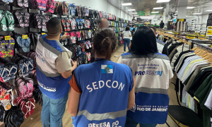 Mais de 3 mil chinelos falsificados são apreendidos em operação na Baixada