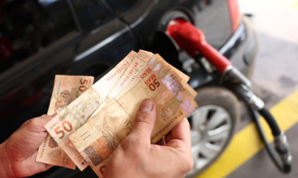 Governo sanciona lei que pode reduzir impostos dos combustíveis