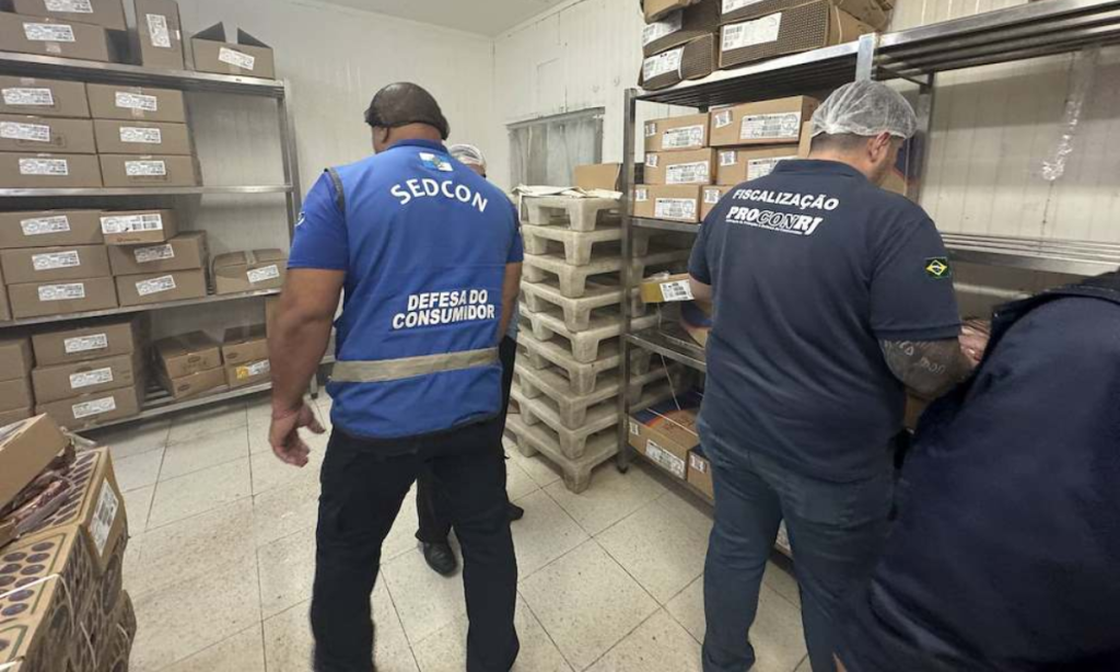 Fiscalização encontra comida imprópria em mercados