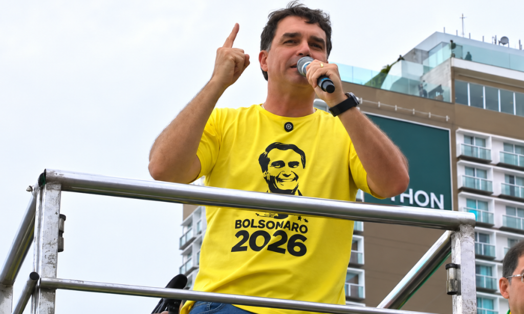 Flávio Bolsonaro continua na procura de um vice