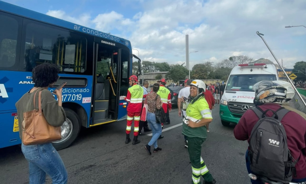 Ônibus atingiu três carros, incluindo uma viatura da Guarda Municipal; acidente deixou o trânsito complicado no sentido Centro de Niterói.