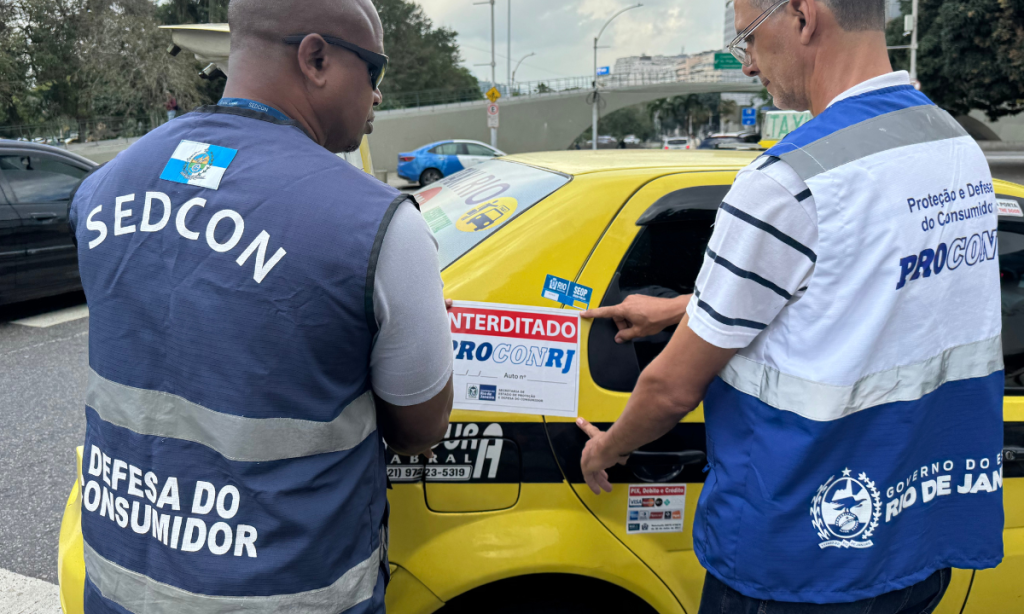 Fiscalização interdita carros irregulares em aeroporto do Rio