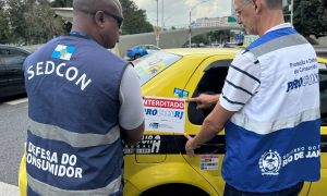 Fiscalização interdita carros irregulares em aeroporto do Rio