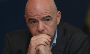 Presidente da Fifa tem cargo ameaçado e pode renunciar