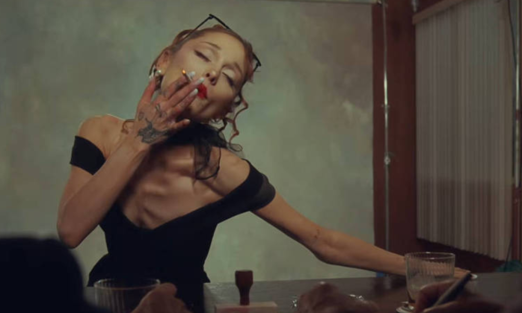 Fãs chamam a atenção para o físico de Ariana Grande em novo clipe