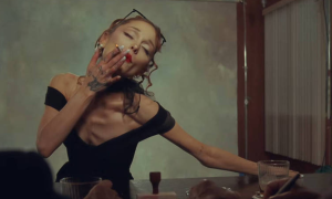 Fãs chamam a atenção para o físico de Ariana Grande em novo clipe