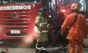 Ocorrência mobilizou cerca de 50 bombeiros e 20 viaturas na noite de quarta-feira (26), na Rua do Bonfim, no bairro Vasco da Gama.