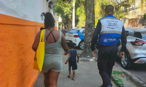 Foragida da Justiça por furto, mulher foi localizada por agentes do Segurança Presente na Rua Coronel Gomes Machado, na tarde de sexta-feira (21).
