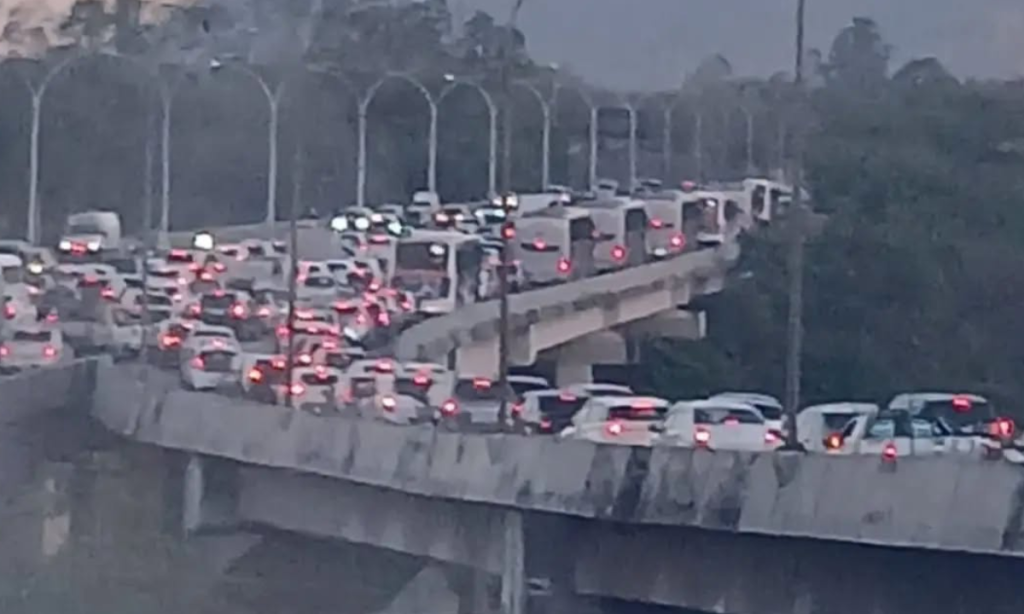 Acidentes da Ponte deixam feridos e param o trânsito no sentido Niterói