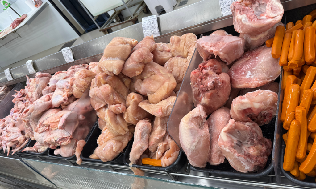 Fiscalização apreende alimentos impróprios para consumo e autua mercados na Baixada