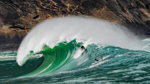 Ondas gigantes na praia de Itacoatiara, em Niterói