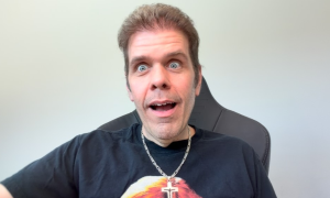 Blogueiro Perez Hilton é levado ao hospital após transmissão ao vivo com relato de automutilação