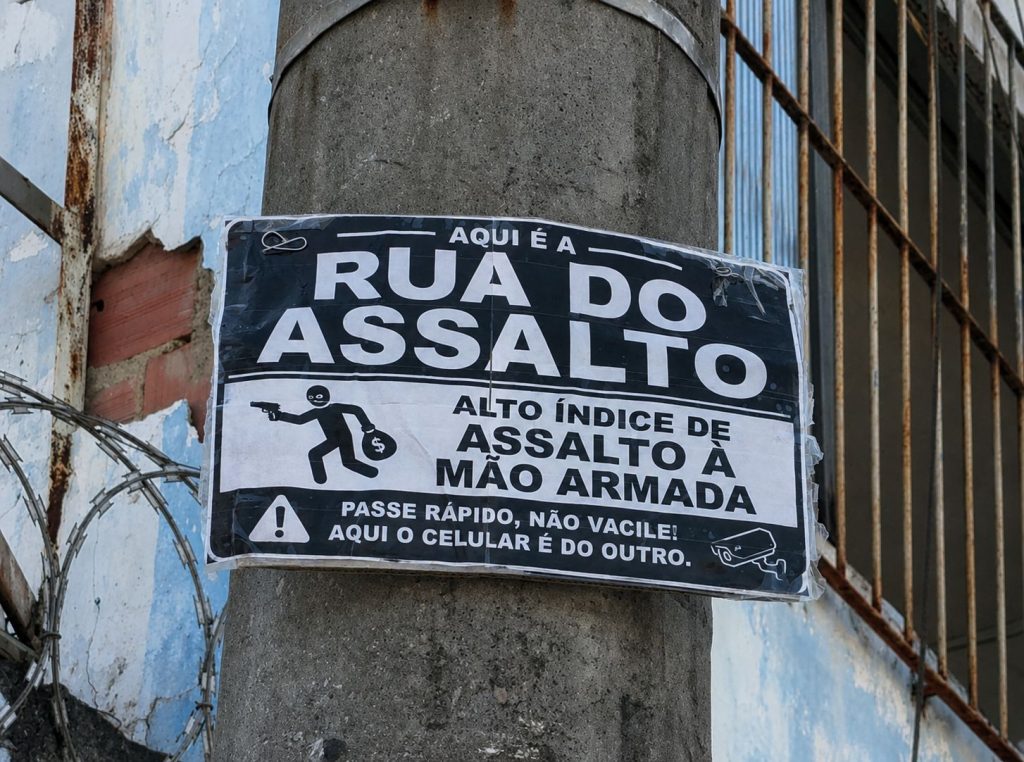 Moradores de São Gonçalo colocam placa com alerta para assaltos