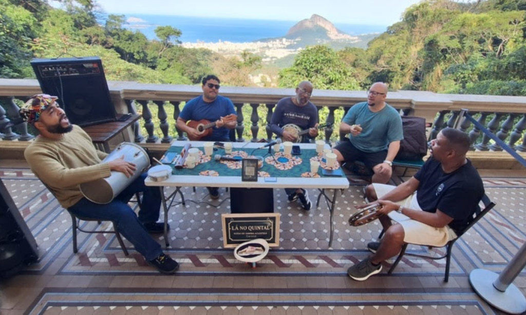 Samba no alto! Corcovado vira palco de festa de graça