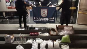 Ocorrência teve início após denúncia de disparos na comunidade Risca Faca. Durante a ação, policiais apreenderam um revólver, rádios transmissores e materiais que serão investigados.